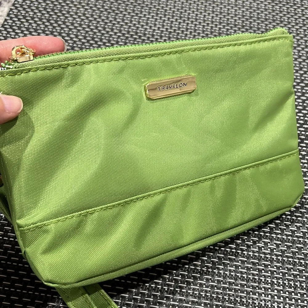 Travelon Women’s Green Wristlet Purse Cushioned Bag Clutch with Wrist Strap NWOT